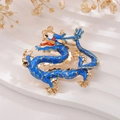 Detail der blauen Drachenbrosche mit Goldrand und rotem Auge auf weißem Ständer - Chinesischer Stil Blauer Drache
