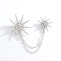 Broche de cadena con estrellas plateadas y cristales sobre un soporte de exhibición - Doble Estrella Con Cadena / Estrella Radiante Grande Plateada (TL009)