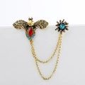 Dettaglio macro di una spilla vintage a insetto con catene d'oro e strass colorati - Stile Ape Blu Vintage (TL0012-复古-蓝蜜蜂)