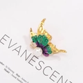 Spilla a farfalla vintage dorata con ali in smalto verde viola e perla bianca centrale - Stile Perla Smalto Sfumato Verde Viola Giallo (XZ042)