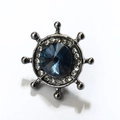 Détail de la broche gouvernail nautique avec pierre bleu foncé et cristaux brillants - Base Gun Black (LZ037) / Bleu