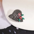 Spilla a cappello vintage con cristalli grigi e piccoli accenti floreali colorati - Argento Antico Nero