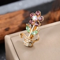 Makrodetail der Vintage Blumentopf Brosche mit rosa Strasssteinen und Goldlegierung - Goldviolett (LZ017)