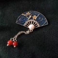 Detalle de broche de abanico en esmalte con motivo de urraca, perla y colgantes borlas - Estilo Abanico Cloisonné