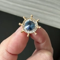 Spilla a timone dorata con pietra centrale blu scuro e strass brillanti incastonati - Oro Blu