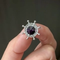 Spilla da uomo a timone in argento con grande gemma viola e cristalli chiari - Argento Viola
