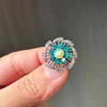 Broche de flor plateado vintage con cristal AB central y pedrería turquesa - Base Negro Pistola Piedra Verde