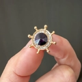 Spilla a timone dorata con gemma viola scuro e dettagli in cristallo bianco - Oro Viola
