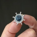 Broche gouvernail nautique argentée avec pierre bleu foncé et zircons blancs - Argent & Bleu