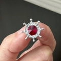 Broche gouvernail nautique en argent avec une grande pierre précieuse rouge et cristaux - Argent Rouge