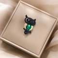 Détail macro de broche hibou avec pierre verte en goutte et yeux en cristal - Style Hibou Cristal Vert Noir et Or (XZ24038 Green Crystal Owl)