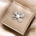Dettaglio di una spilla a fiore con perla bianca e petali di zircone su raso - XZ20-004
