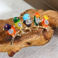 Bunte Vögel Brosche mit Strasssteinen auf goldenem Zweig im Naturdesign - Fünf Vögel Auf Zweig Stil