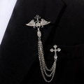 Détail de la chaîne de col gothique argentée avec croix et strass sur un costume noir - Ailes De Croix Coeur Argent (TL24061)