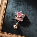 Broche lion chinois avec strass colorés et clochette dorée sur velours vert foncé - XZ24186 Bleu