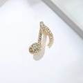 Élégante broche note de musique dorée avec des strass étincelants sur fond blanc - Note de Musique Dorée (X4095)
