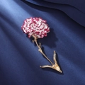 Elegante spilla a garofano con petali bianchi e bordi rosa su fondo di velluto scuro - XZ24025-1 Viola