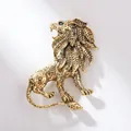 Vintage Löwenkopf-Brosche in Goldlegierung mit smaragdgrünen Strassaugen und feinen Details - Vintage Goldener Löwe Stil (XZ24189)