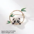 Detailansicht der Panda-Brosche mit Emaille-Blättern und funkelnden Strasssteinen - Riesenpanda Bambus Gelenk Stil (XZ24190)