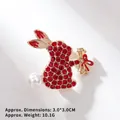 Detailansicht der roten Strass-Hasenbrosche mit Perle und goldener Rolle, Größe 3x3 cm - Roter Strass Hasen Stil (XZ24191)