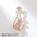 Detailansicht der Pipa-Brosche mit funkelnden Strasssteinen und weißen Perlen - Vintage Pipa Perle Stil (XZ24194)