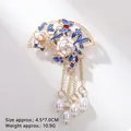 Eleganter chinesischer Fächer-Blumenbrosche mit Emaille und Perlenquasten-Anhängern - Blau-weißer Emaille Fächer Quasten Stil (XZ24193)
