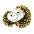 Broche double hérisson dorée avec visage en émail blanc et finition en métal texturé - Double Hérisson (XZ25176)
