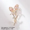 Detailansicht der Tulpenbrosche mit rosa Kristallen, Strasssteinen und weißer Perle - Rosa Kristall Tulpe Stil (XZ24195)