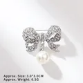 Makro-Detail der Schleifenbrosche mit Strasssteinen und Perle, Größe ca. 3x3 cm - Silber Strass Schleife Stil (XZ24202)