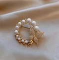 Gouden ringbroche met witte parels en kristallen vlinder op champagnekleurige zijde - Goud