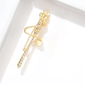 Spilla a corona dorata da uomo con strass bianchi e dettaglio in perla elegante - Scettro Oro (XZ24237)
