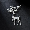 Vista dettagliata di un'elegante spilla a forma di alce in argento con perle e strass - Cervo Argentato