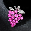 Makroaufnahme einer silbernen Traubenbrosche mit rosa Perlen und Blattdetails - Lila/Silber
