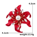 Detailansicht der roten Rosenbrosche mit Maßen 4,5cm x 4,1cm und Kristallakzenten - Rot Lackierter Großer Blumenstil (XZ25165)