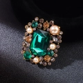 Broche vintage dorado con gran gema de esmeralda rodeada de perlas y pedrería - Cuadrado Retro / Estilo Verde (XZ25106)