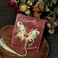 Primer plano de marcapáginas de mariposa vintage de metal calado con borla elegante - Verde