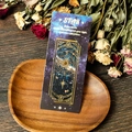 Marcador de libros cielo estrellado vintage con motivos dorados en cartulina azul - T01042318