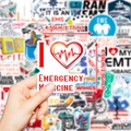 Mano che tiene un adesivo medico a cuore con linea ECG per medicina d'emergenza - Tema Medico di Emergenza (T01042396)