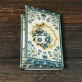 Vintage-Notizbuch mit floralem Muster und Stern-Ausschnitt auf dunklem Holztisch - Vintage Mandala Ausschnitt Stil (T01042407)