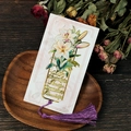Detailansicht eines goldenen Lilien-Lesezeichens aus Metall mit lila Seidenquaste - Lilien-Stil (T01042303)