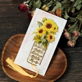 Nahaufnahme von Sonnenblumen-Lesezeichen aus Metall mit Gravur und gelber Quaste - Sonnenblumen-Stil (T01042305)