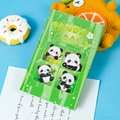 Quaderno con panda carino con copertina verde e testo PANDA DAILY su sfondo blu - Stile Panda (T01042574)