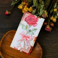 Detail eines künstlerischen Rosen-Lesezeichens auf Vintage-Holztablett mit getrockneten Blumen - Rote Rose Stil (T01042516)