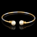 Klassisches 18K vergoldetes Armband mit Strukturmuster und zwei weißen Perlen im Fokus - zweifarbig