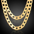 Polierte goldene Figaro-Halskette mit geometrischen Gliedern auf schwarzem Hintergrund - Mittel Standard Stil / Gold