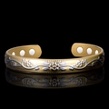 Vergoldetes magnetisches C-Armband mit floralen Prägemustern auf schwarzem Hintergrund - zweifarbig