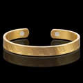 Magnettherapie-Armreif mit 18K Goldbeschichtung und graviertem Gittermuster - Gold (Diagonal 2 Magnete)