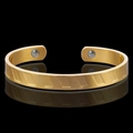 Verstellbares 18K vergoldetes Manschettenarmband mit Magnetsteinen und diagonaler Textur - Gold (Diagonal 2 Schwarze Magnete)