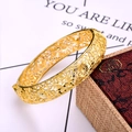 Exquisite 24K vergoldete Armspange mit filigraner geometrischer Blumengravur - Hohles Ringelblumen-Design / Gold