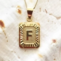 18K vergoldete rechteckige Halskette mit geprägtem Buchstaben F und Sonnenstrahlrand - Anhänger Und Feine Kette (Buchstabe F) / 1.2MMx50CM